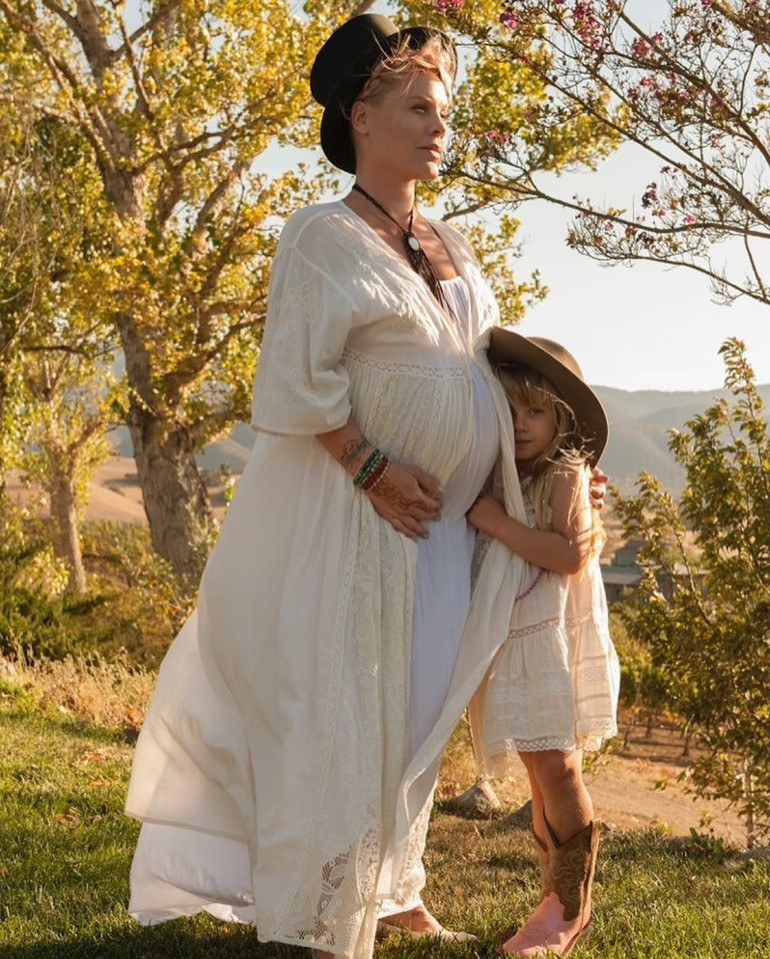 Ünlü çiftin ayrılık bilmecesi… 20 yıllık evlilik bitti dediler… ‘Kocamdan boşanacağımı bilmiyordum, teşekkürler’