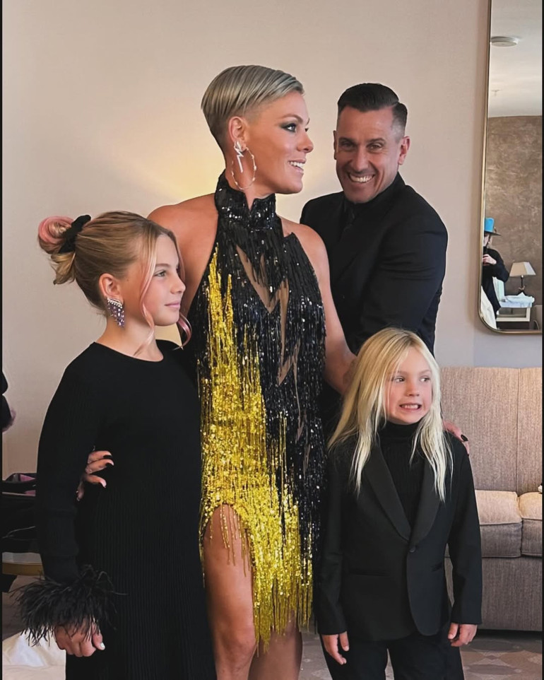 Ünlü çiftin ayrılık bilmecesi… 20 yıllık evlilik bitti dediler… ‘Kocamdan boşanacağımı bilmiyordum, teşekkürler’