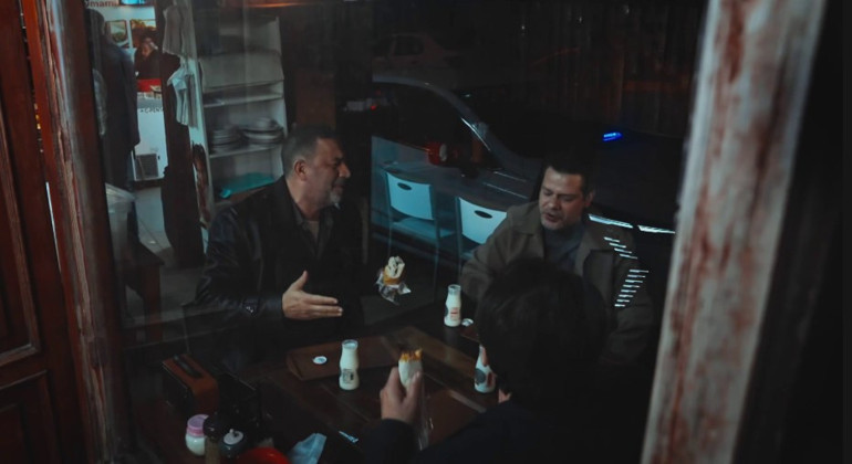 Güllüden Gitme çalarken yıkıldılar... Arka Sokaklarda bir anons, bin gözyaşı