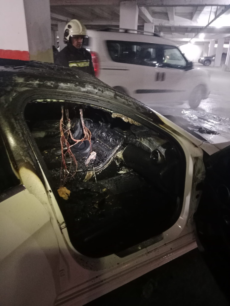 Otomobil otoparkta alev aldı