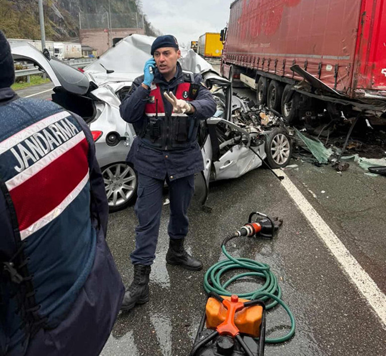 Artvinde feci kaza Otomobil, TIRa çarptı: 2 ölü, 1 yaralı
