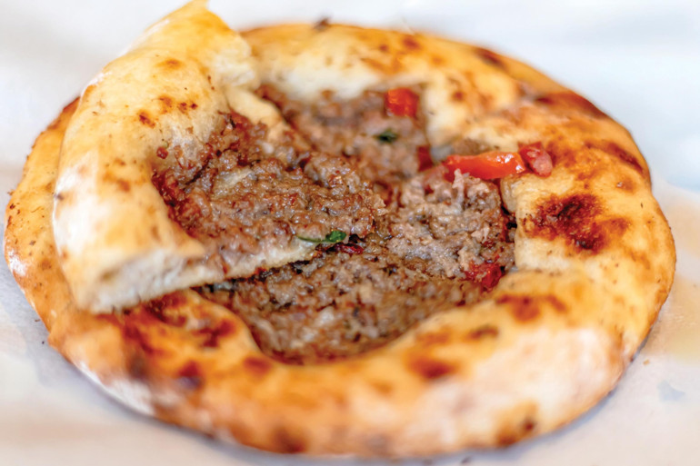 Etin suyu hamurla pişiyor