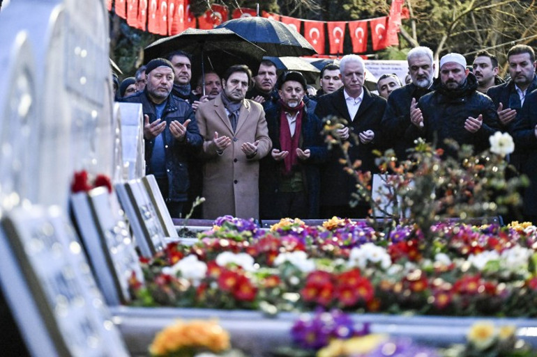 Eski başbakanlardan Necmettin Erbakan kabri başında anıldı