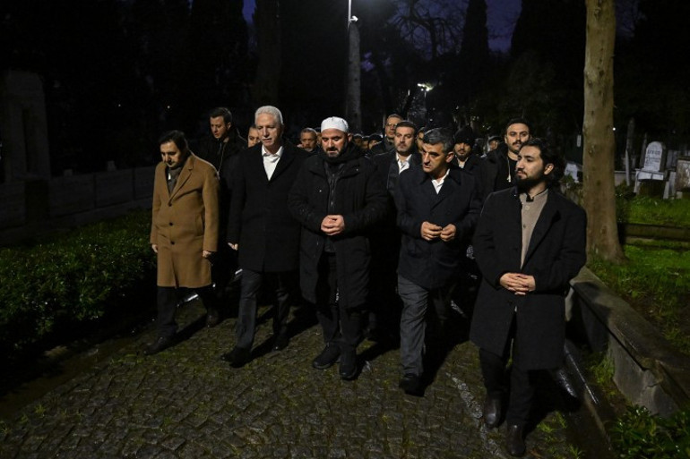 Eski başbakanlardan Necmettin Erbakan kabri başında anıldı