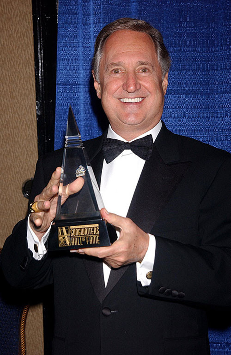 Ayrılık zor şarkısıyla kalplerde yer etmişti... Efsane şarkıcı hayata veda etti