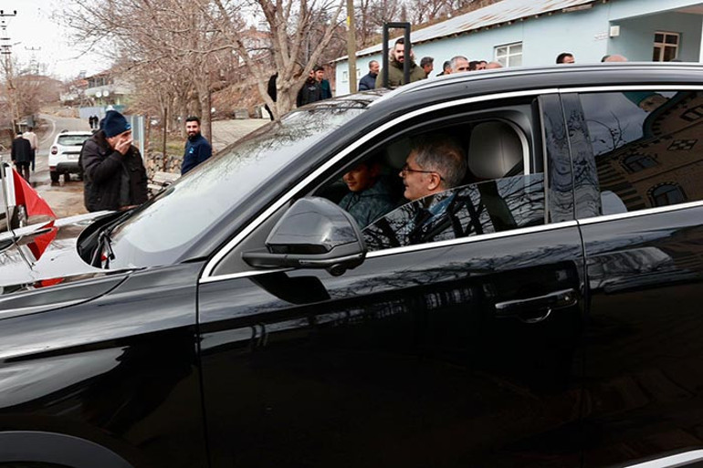 Validen Togg sürprizi: Çocuklara köy turu attırdı