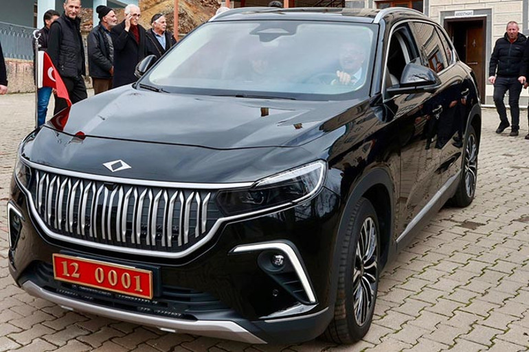 Validen Togg sürprizi: Çocuklara köy turu attırdı