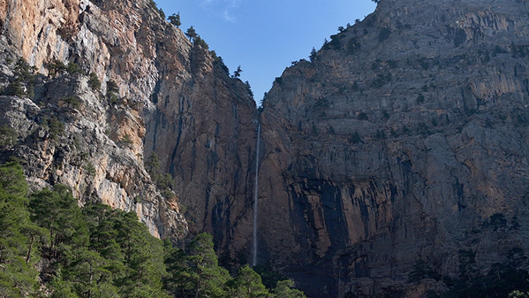 İlçeye 55 kilometre uzaklıkta: Yılın sadece 1 ayı görülüyor | V şeklinde bir yapısı var: Durup bakanlar fark ediyor