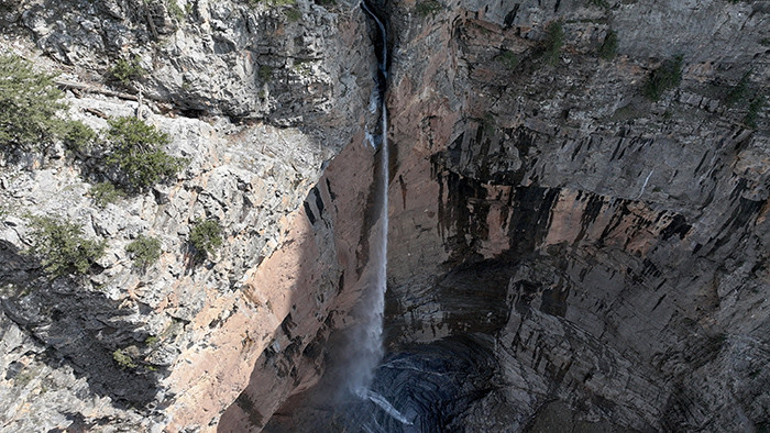 İlçeye 55 kilometre uzaklıkta: Yılın sadece 1 ayı görülüyor | V şeklinde bir yapısı var: Durup bakanlar fark ediyor