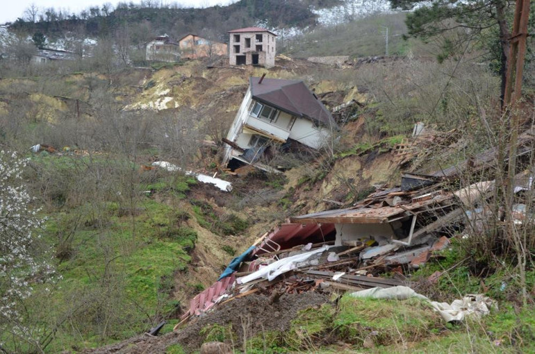 Orduda heyelan: Evler yıkıldı, yol çöktü Bölgeye giriş çıkış kapandı