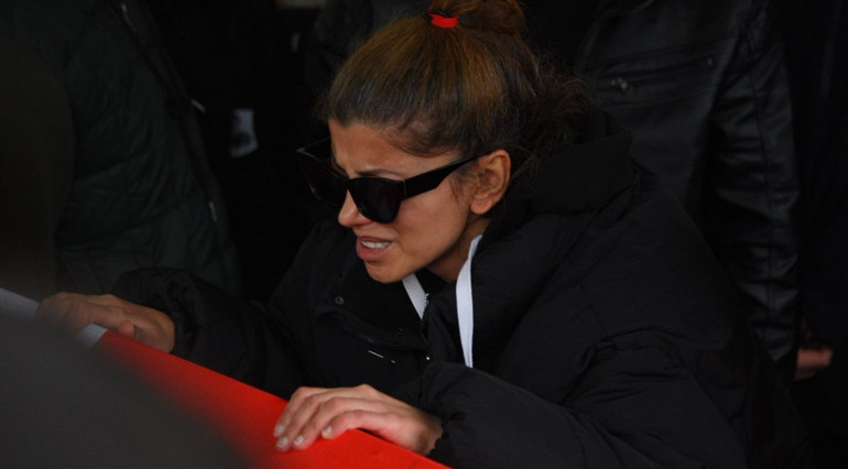 27 yaşında hayatını kaybeden oyuncu İbrahim Yıldız son yolculuğuna uğurlanıyor... Abladan kardeşe veda