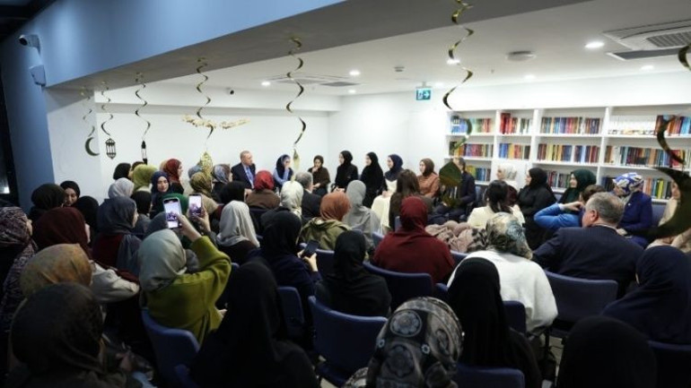 Cumhurbaşkanı Erdoğan, kız öğrenci yurdunu ziyaret etti