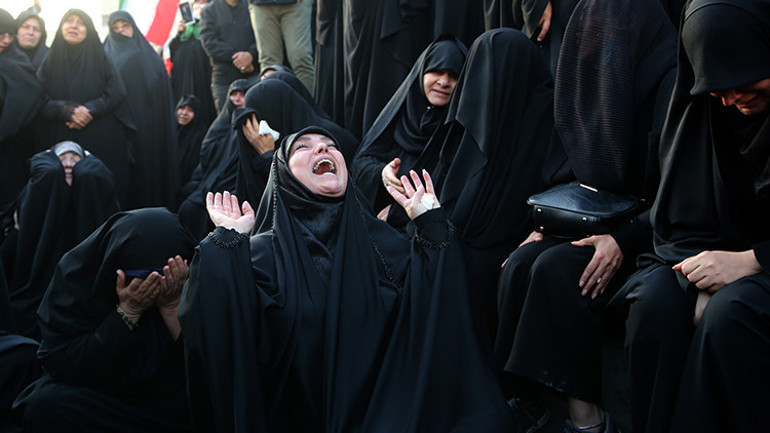 İranda Hamaneyin ölümü yüz binleri sokağa döktü