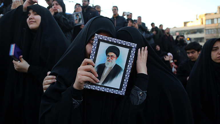 İranda Hamaneyin ölümü yüz binleri sokağa döktü