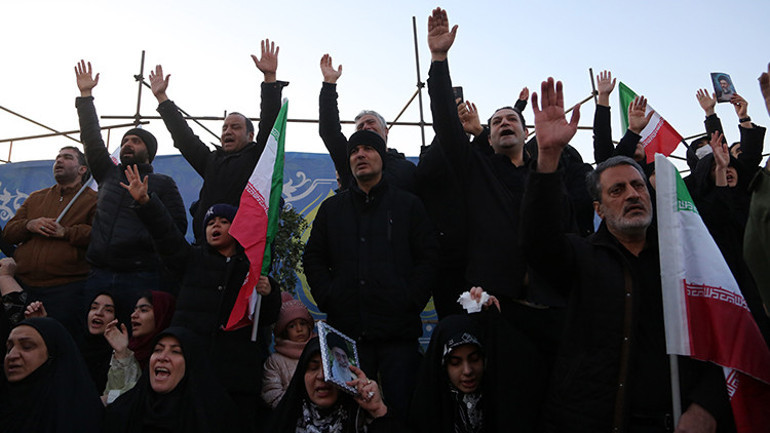 İranda Hamaneyin ölümü yüz binleri sokağa döktü