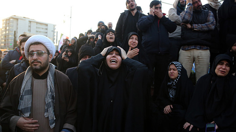 İranda Hamaneyin ölümü yüz binleri sokağa döktü
