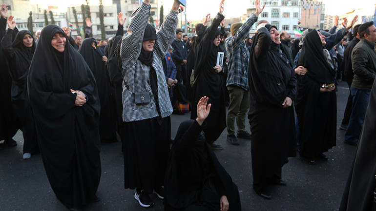 İranda Hamaneyin ölümü yüz binleri sokağa döktü