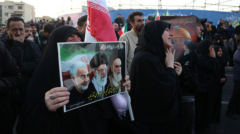 İranda Hamaneyin ölümü yüz binleri sokağa döktü