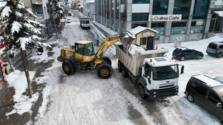  600 kamyon kar ilçe dışına taşındı