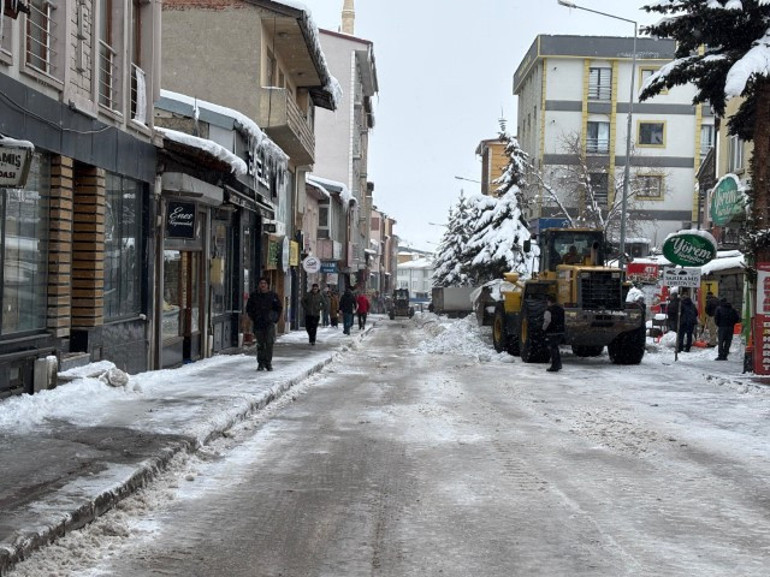  600 kamyon kar ilçe dışına taşındı