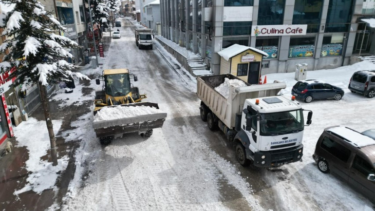 600 kamyon kar ilçe dışına taşındı