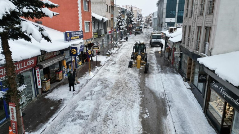  600 kamyon kar ilçe dışına taşındı