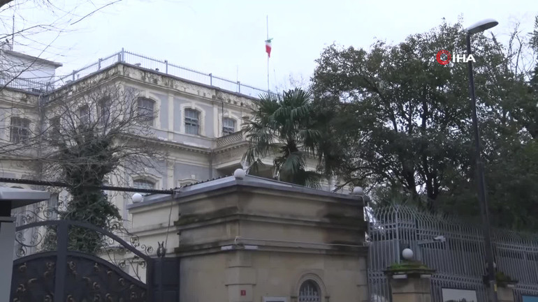 İstanbuldaki İran Başkonsolosluğunda bayrak yarıya indirildi