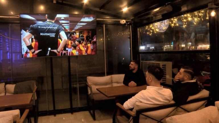  Televizyondan takip ederken sevinçten bayıldı