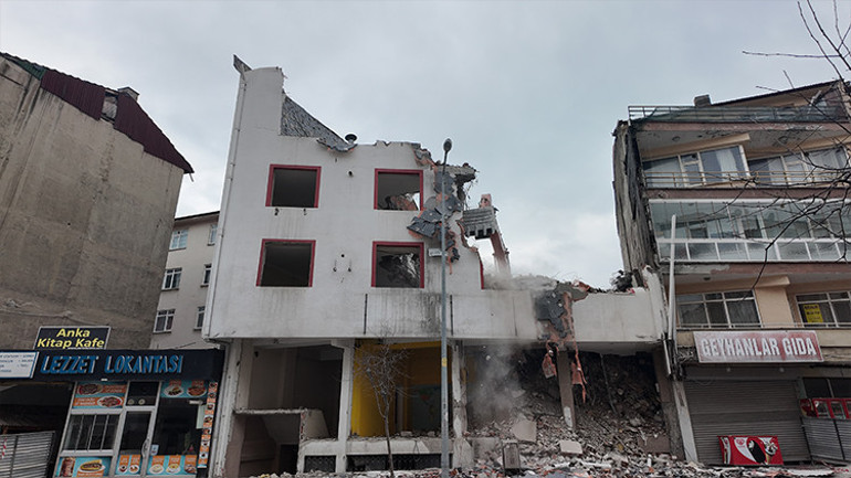 Yıkım sırasında bitişik binadaki dairenin yatak odasının duvarı yıkıldı