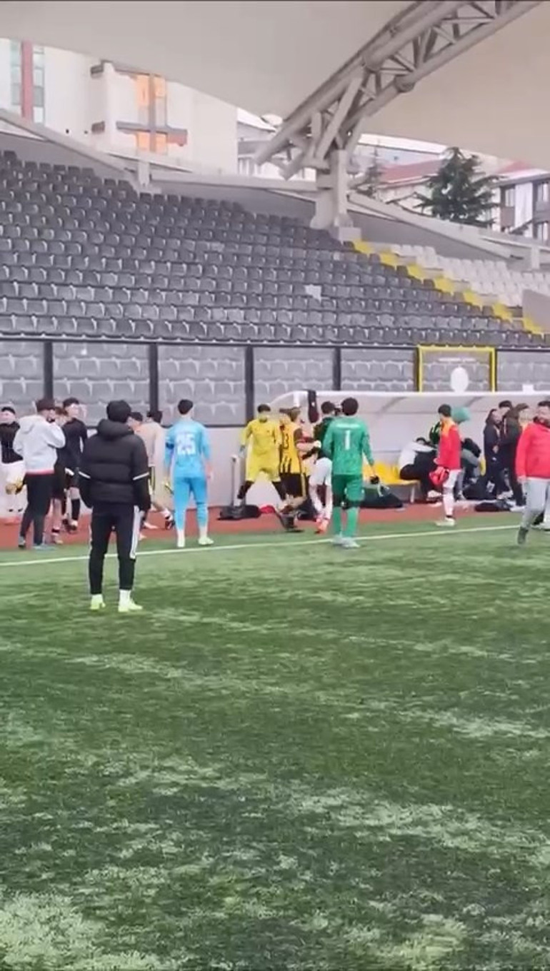 Avcılar’da amatör maç sonrası futbolcuların tekmeli yumruklu kavgası kamerada
