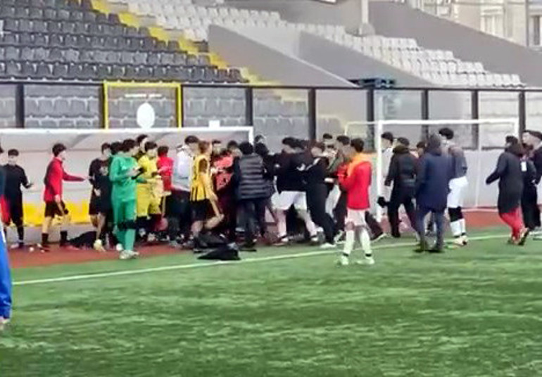 Avcılar’da amatör maç sonrası futbolcuların tekmeli yumruklu kavgası kamerada