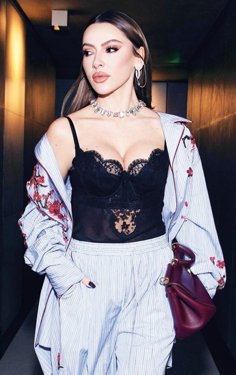 Pijama geyinmiş moda həftəsi