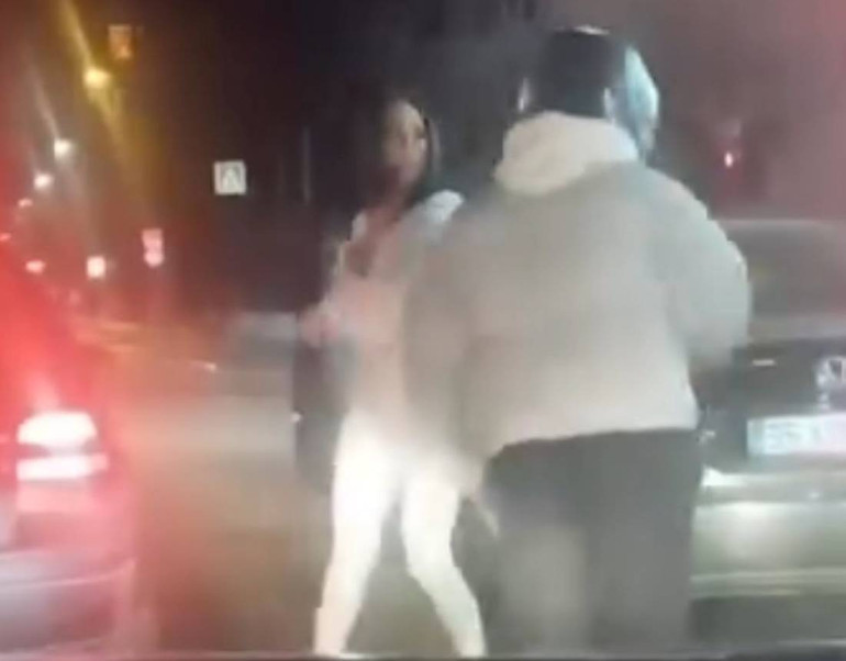 Motosiklet sürücüsü neye uğradığını şaşırdı: Uyarmak için yanına gitti, saldırıya uğradı