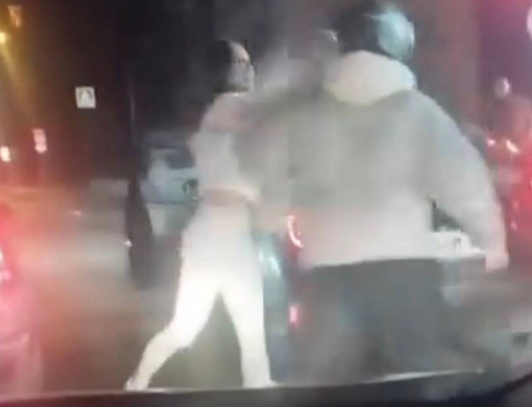 Motosiklet sürücüsü neye uğradığını şaşırdı: Uyarmak için yanına gitti, saldırıya uğradı