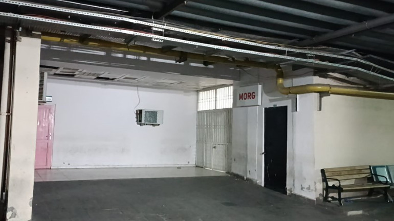 Annesini aldatan babasını öldürdü