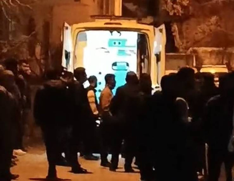 Annesini aldatan babasını öldürdü