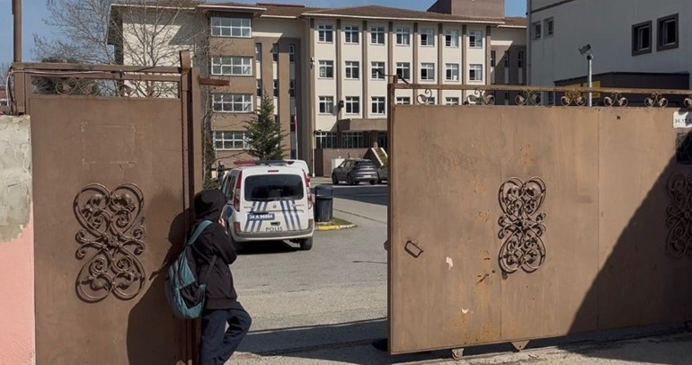 Son dakika... Lisede öğrenci dehşeti Bir öğretmen hayatını kaybetti, 2 yaralı