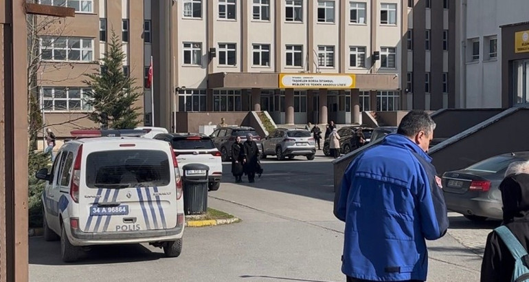 Son dakika... Lisede öğrenci dehşeti Bir öğretmen hayatını kaybetti, 2 yaralı