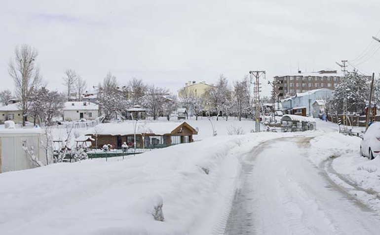 Zorlu şartlarda gidip geliyoruz