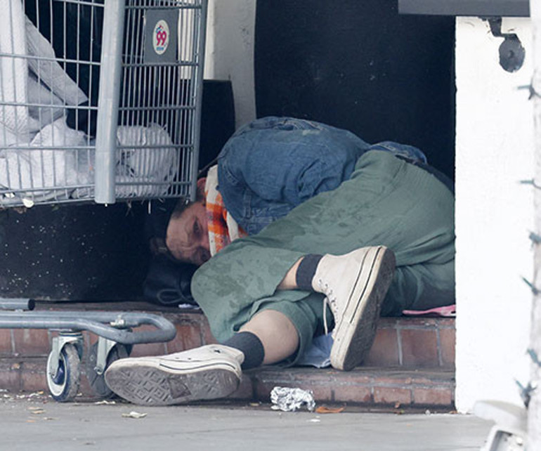 Tam milyoner olmak üzereydi ki sokaklara düştü... Artık kendi bile ağlıyor haline