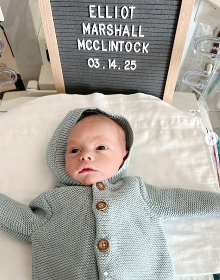 Ünlü şarkıcıyı 52 yaşında dede yapmıştı: Bebeğinin küçülen tulumlarına bakınca duygu seline kapıldı: Bırakın ağlayayım, anneyim ben