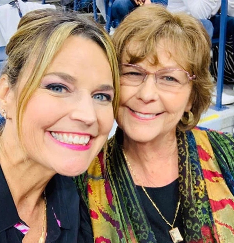 Uykusunda kaçırılan annesi bir aydır bulunamıyor… Ünlü sunucu çaresizce bekliyor… Evinin önünde gözyaşlarına boğuldu