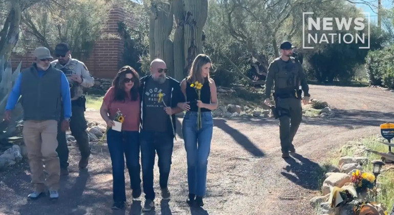 Uykusunda kaçırılan annesi bir aydır bulunamıyor… Ünlü sunucu çaresizce bekliyor… Evinin önünde gözyaşlarına boğuldu