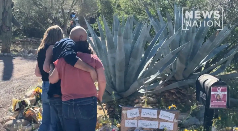 Uykusunda kaçırılan annesi bir aydır bulunamıyor… Ünlü sunucu çaresizce bekliyor… Evinin önünde gözyaşlarına boğuldu