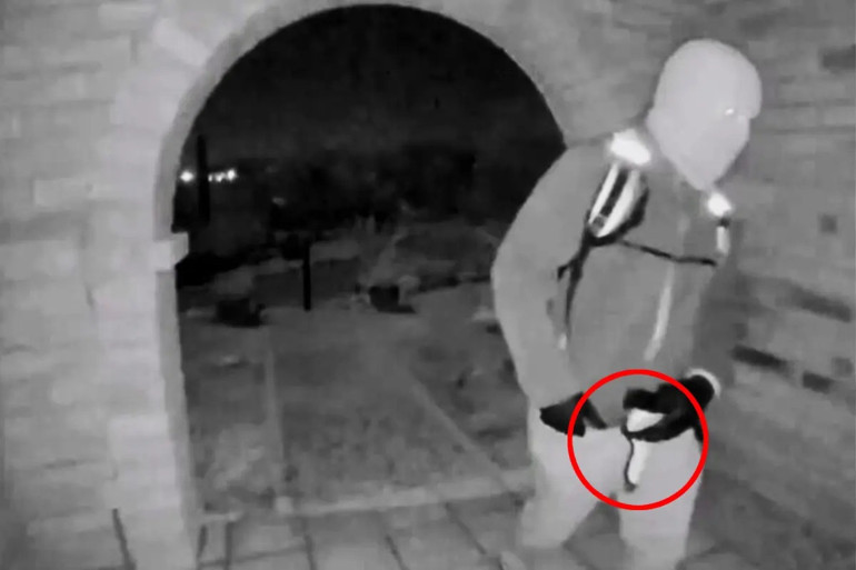 Uykusunda kaçırılan annesi bir aydır bulunamıyor… Ünlü sunucu çaresizce bekliyor… Evinin önünde gözyaşlarına boğuldu