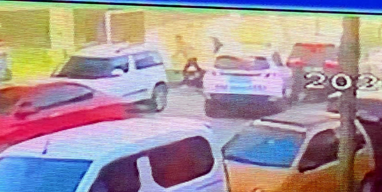 İstanbulda motosikleti takip eden polisler kaza yaptı