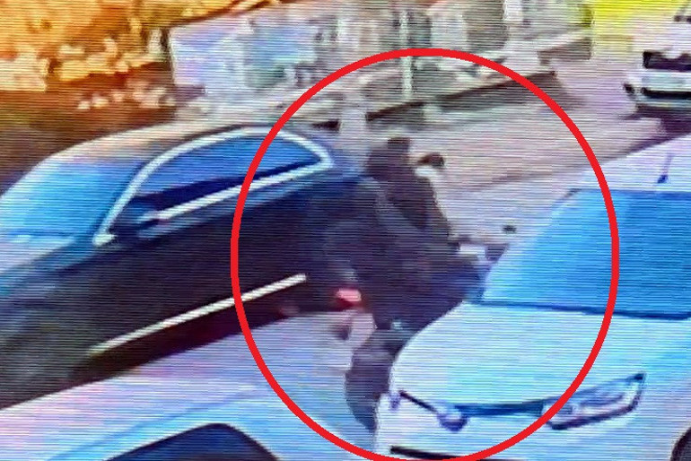 İstanbulda motosikleti takip eden polisler kaza yaptı