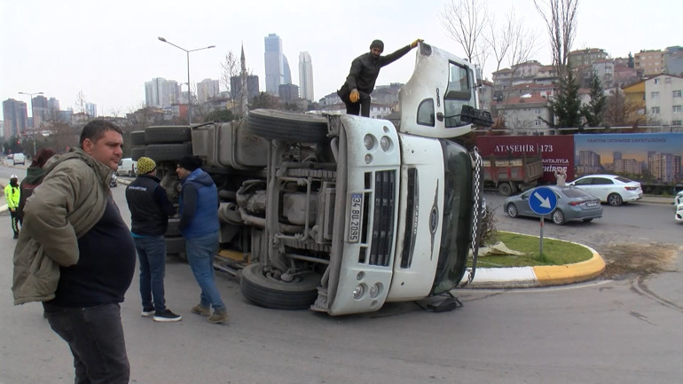 Ataşehirde hurda yüklü kamyon devrildi