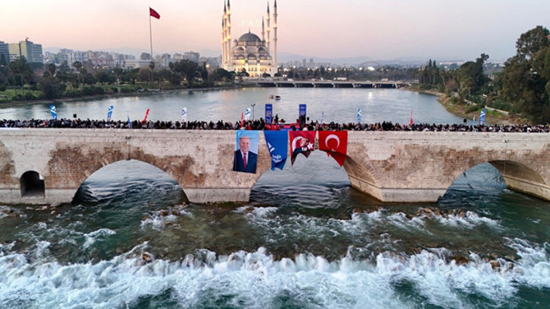 Tarihi köprü’de gönül sofrası