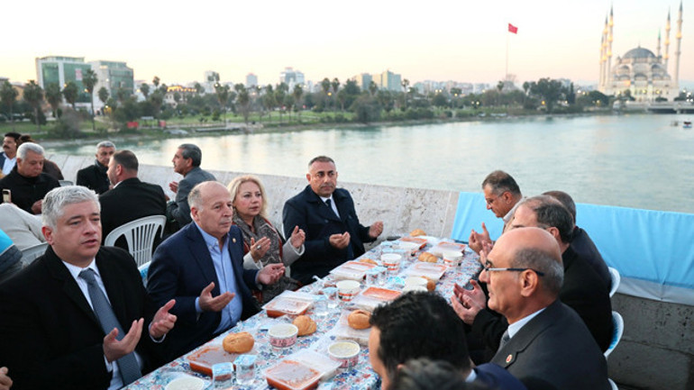 Tarihi köprü’de gönül sofrası